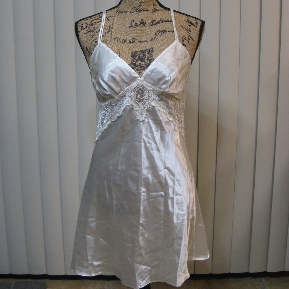 NWOT Belle Nuit white lace satin silky nightie chemise S small